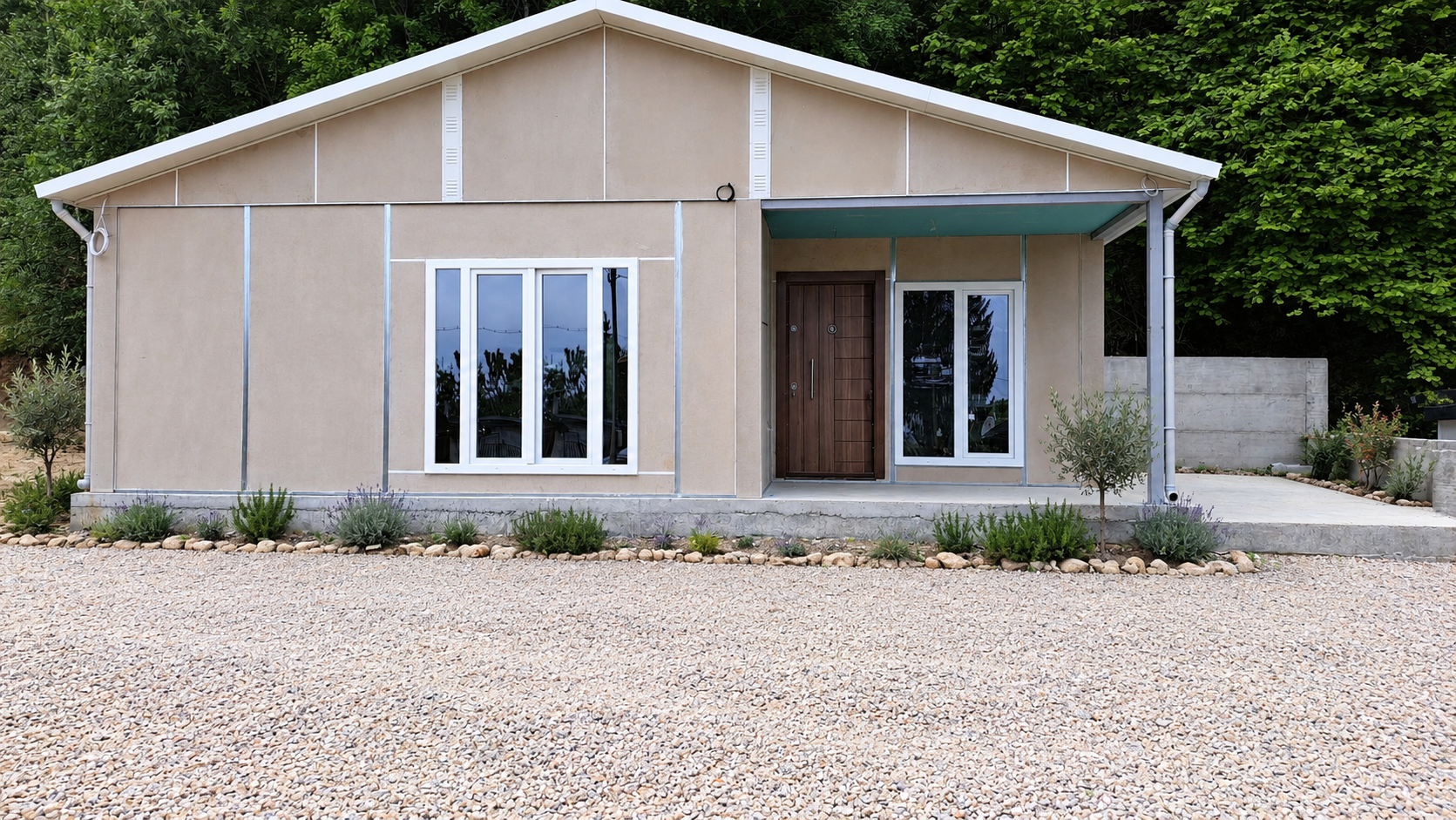 Vivienda prefabricada KoseDom con el tejado completo y el entorno despejado mediante edición asistida por IA.