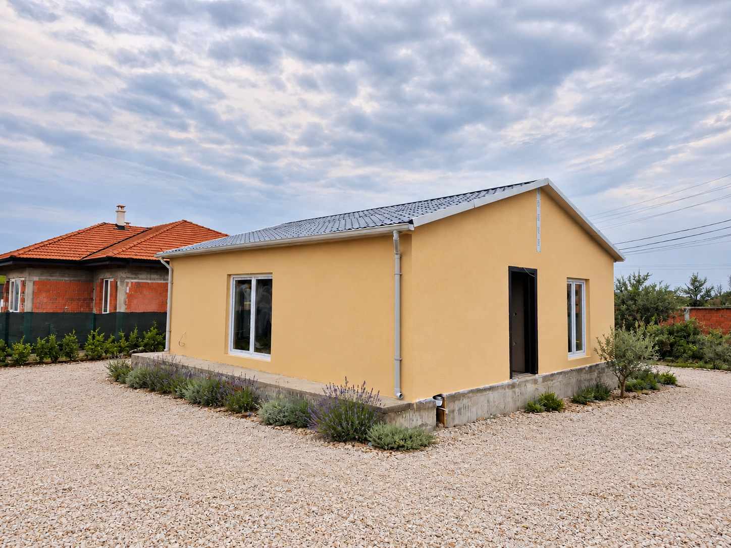 Vivienda modular KoseDom con el terreno ordenado mediante edición asistida por IA.