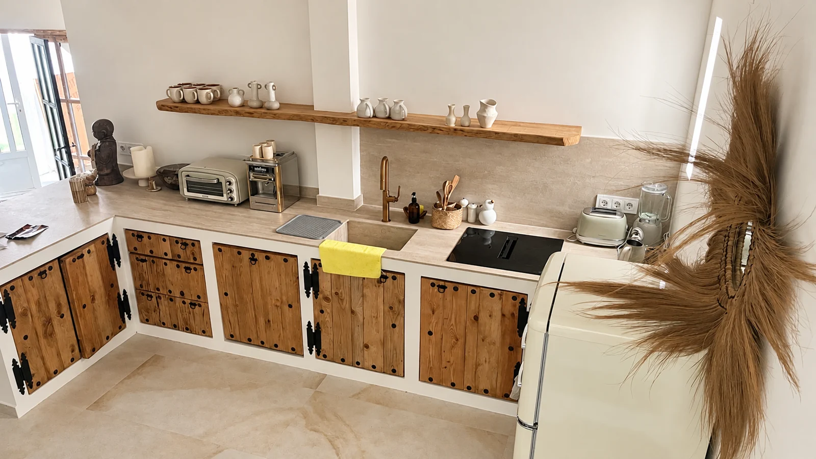 Cocina con muebles de madera, encimera clara y distribución en U