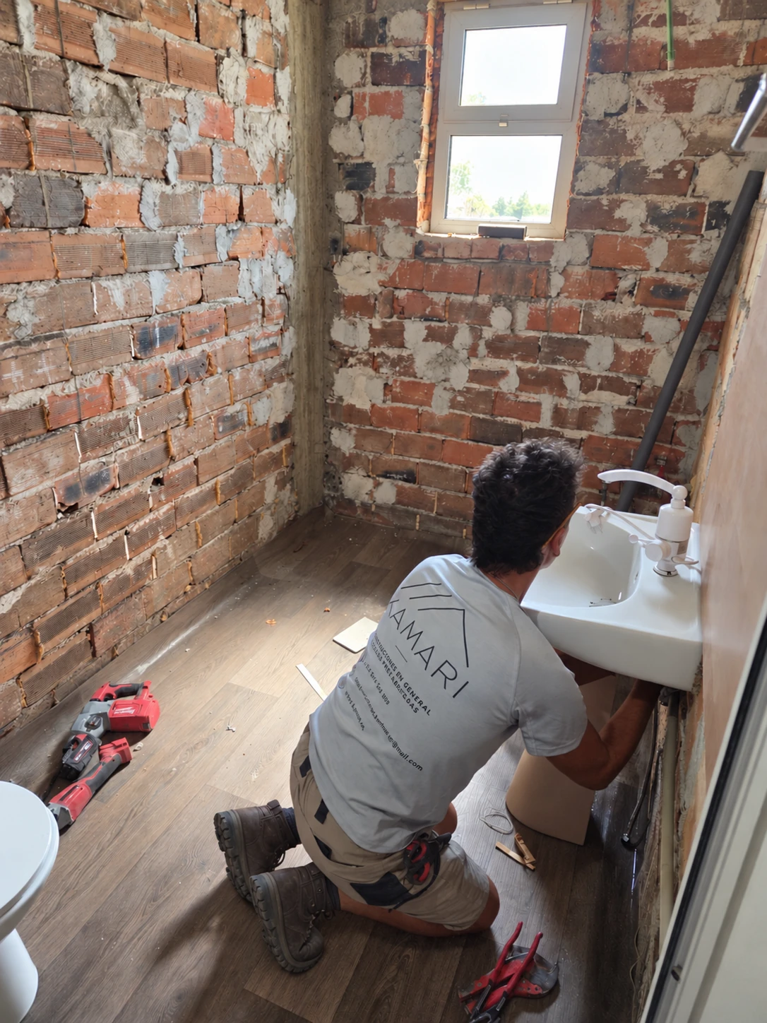 Constructor de Kamari trabajando en una reforma