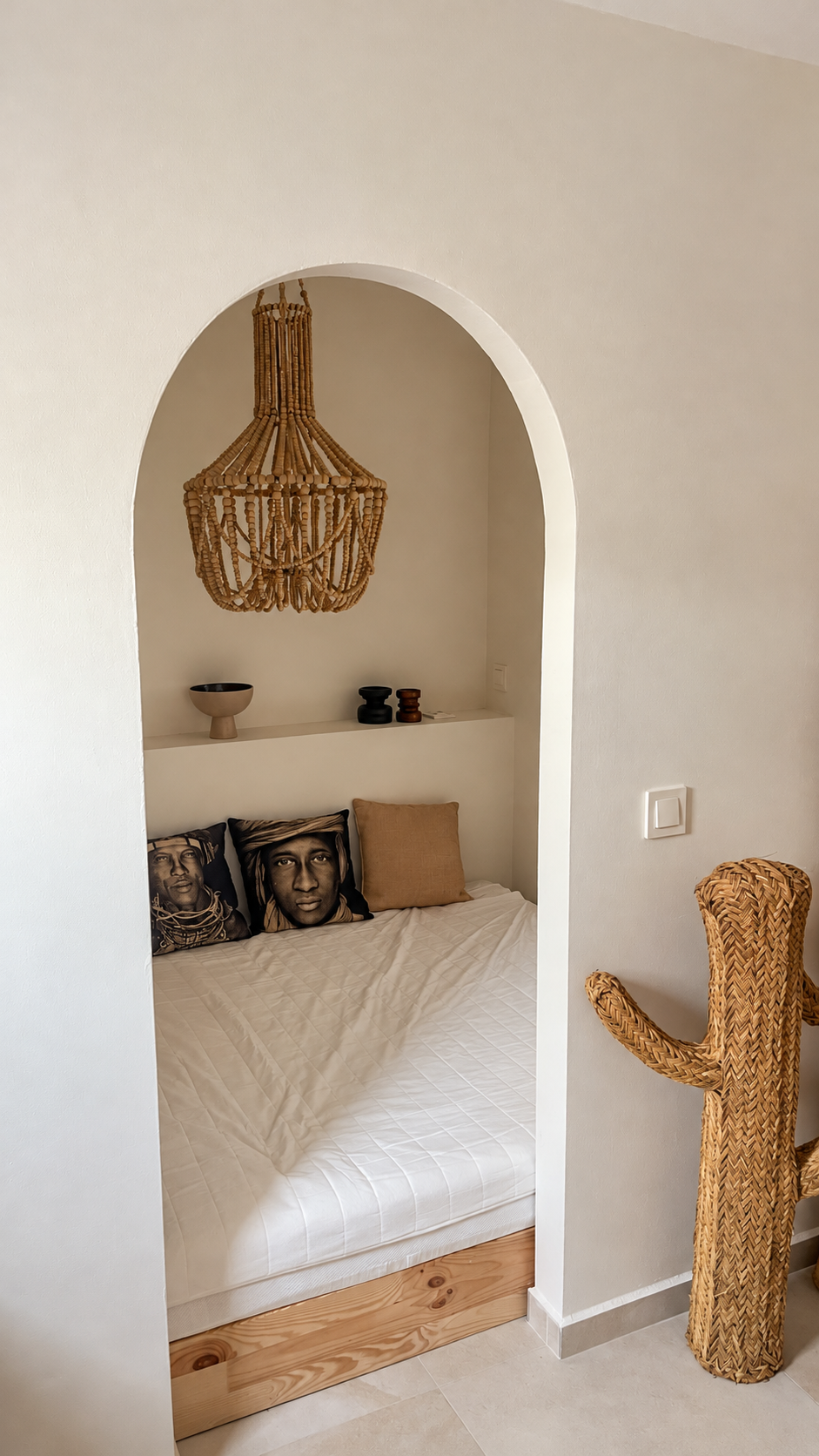 Habitación con acceso en arco y lámpara de cuentas de madera