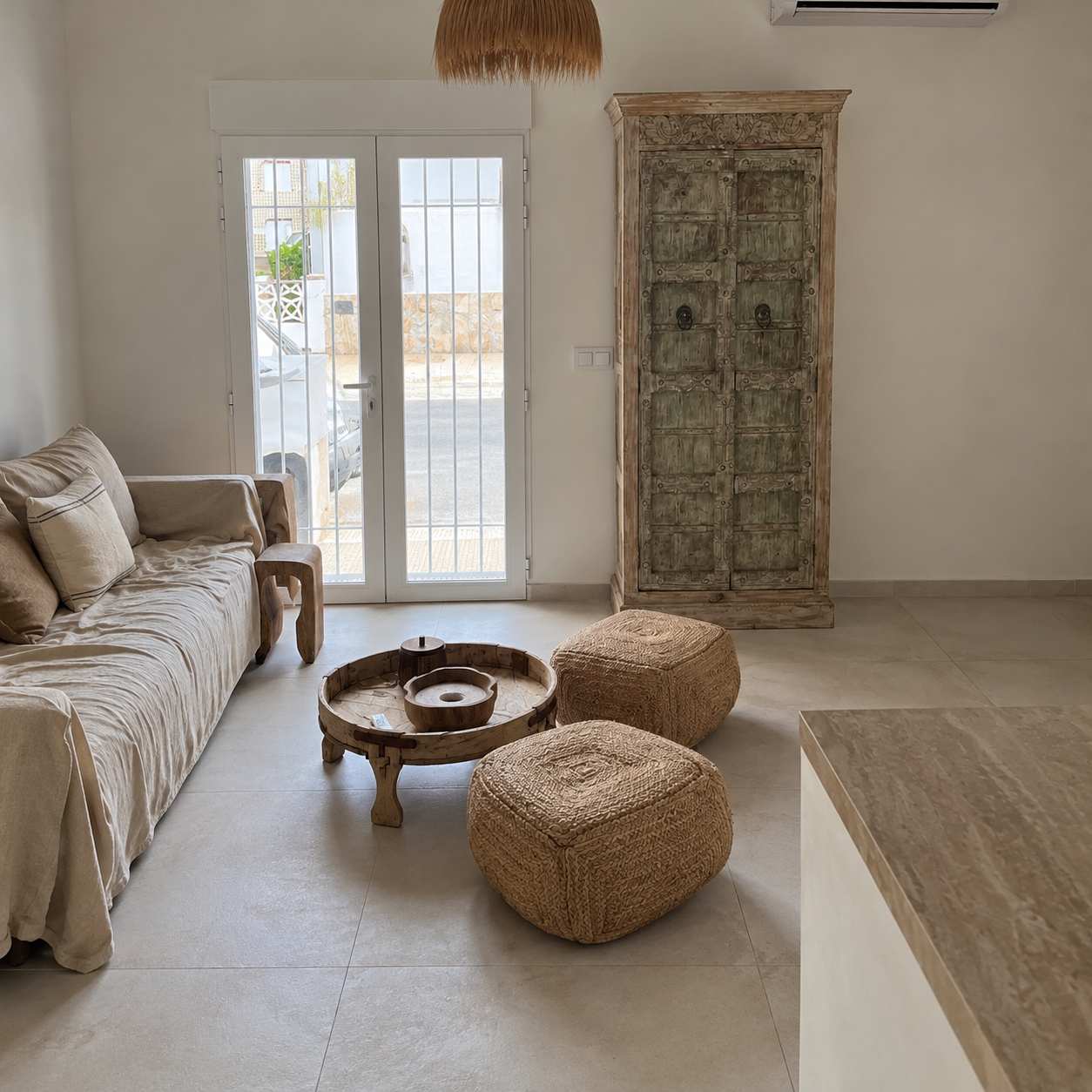 Imagen de inspiración de un salón mediterráneo con madera y fibras naturales
